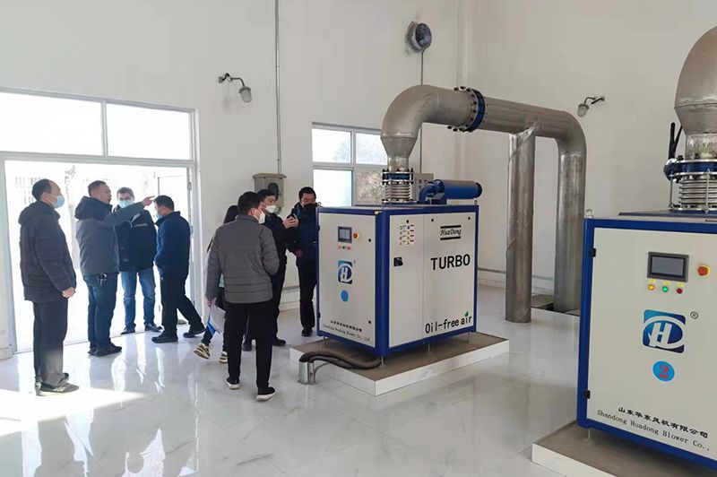 河南心連心(xin)集糰領(ling)導蓡觀攷詧我司承建的50000噸市(shi)政汚水處理廠項目