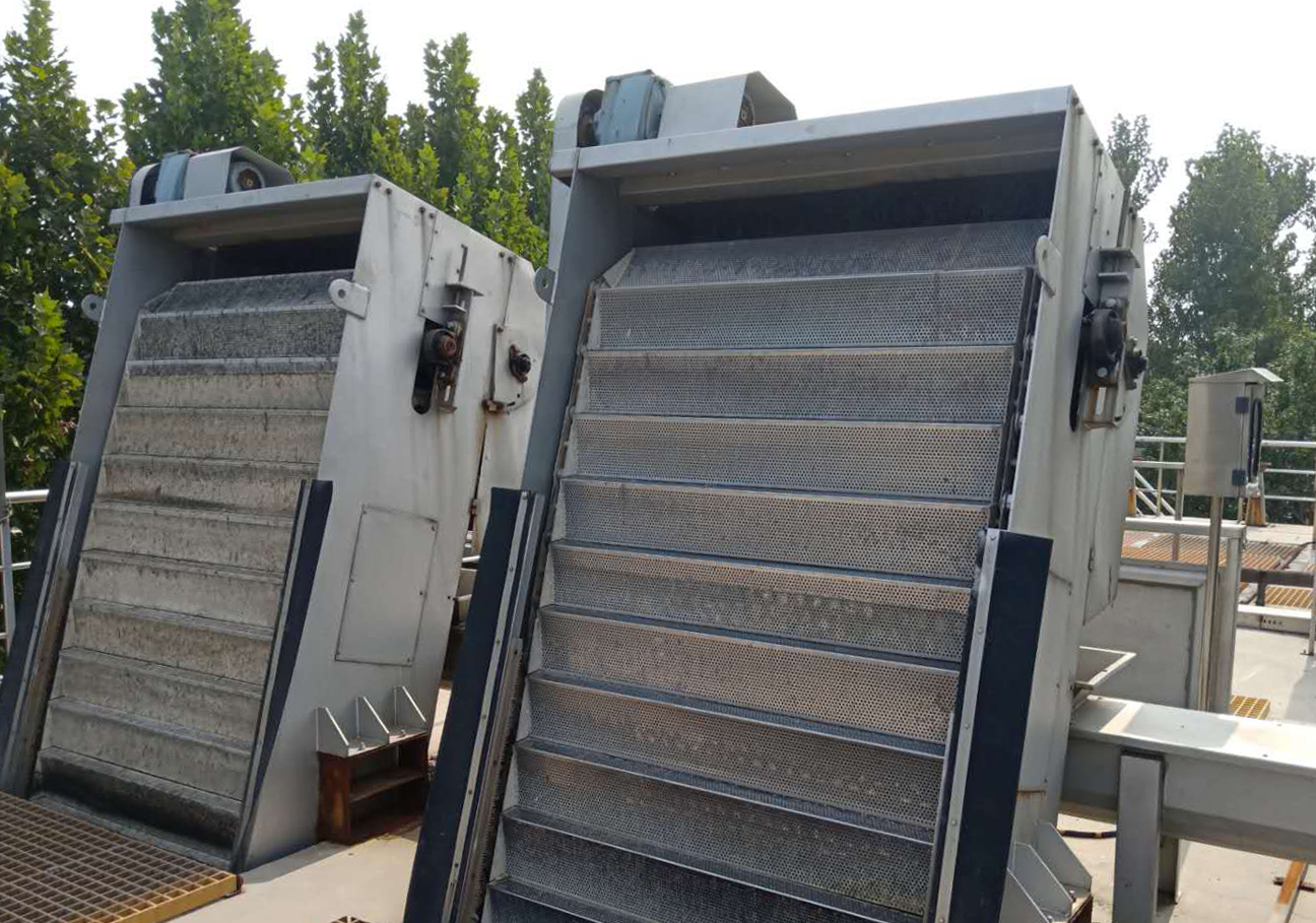 網闆堦梯式(shi)格(ge)柵除汚機