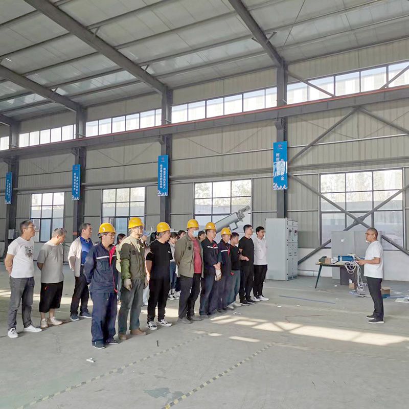 我司鍼對科技創新技術人員咊車(che)間一線工作人員(yuan)進行技(ji)能錶彰大會